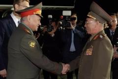 俄防长绍伊古在平壤与朝鲜国防相强纯男举行会谈